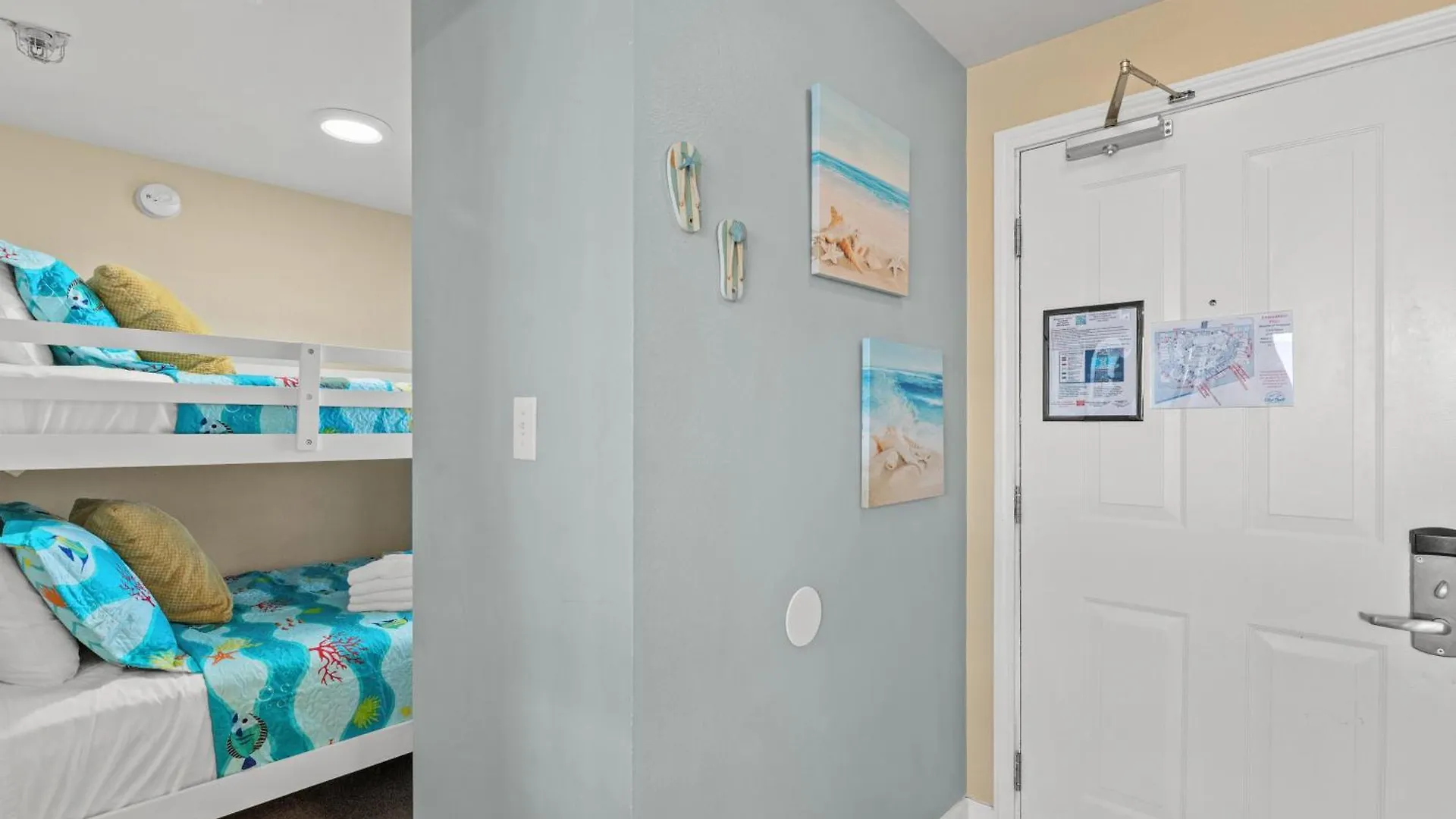 Penthouse With Beautiful Beach Views! 1 Bedroom, 2 Bathroom Penthouse! Panama City Beach Holiday home